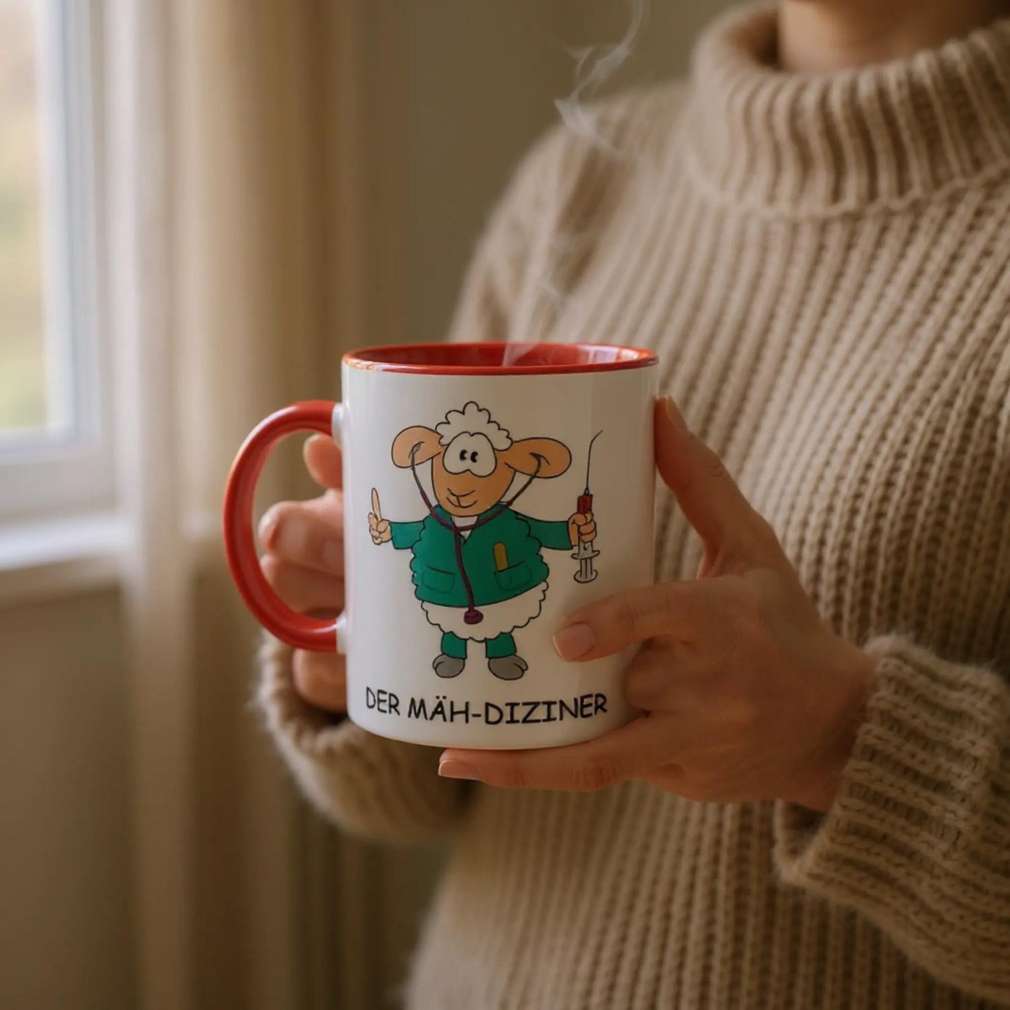 Das Bild zeigt eine Beispielaufnahme von dem Becher mit dem aufgedruckten Cartoon "Der Mäh-diziner".