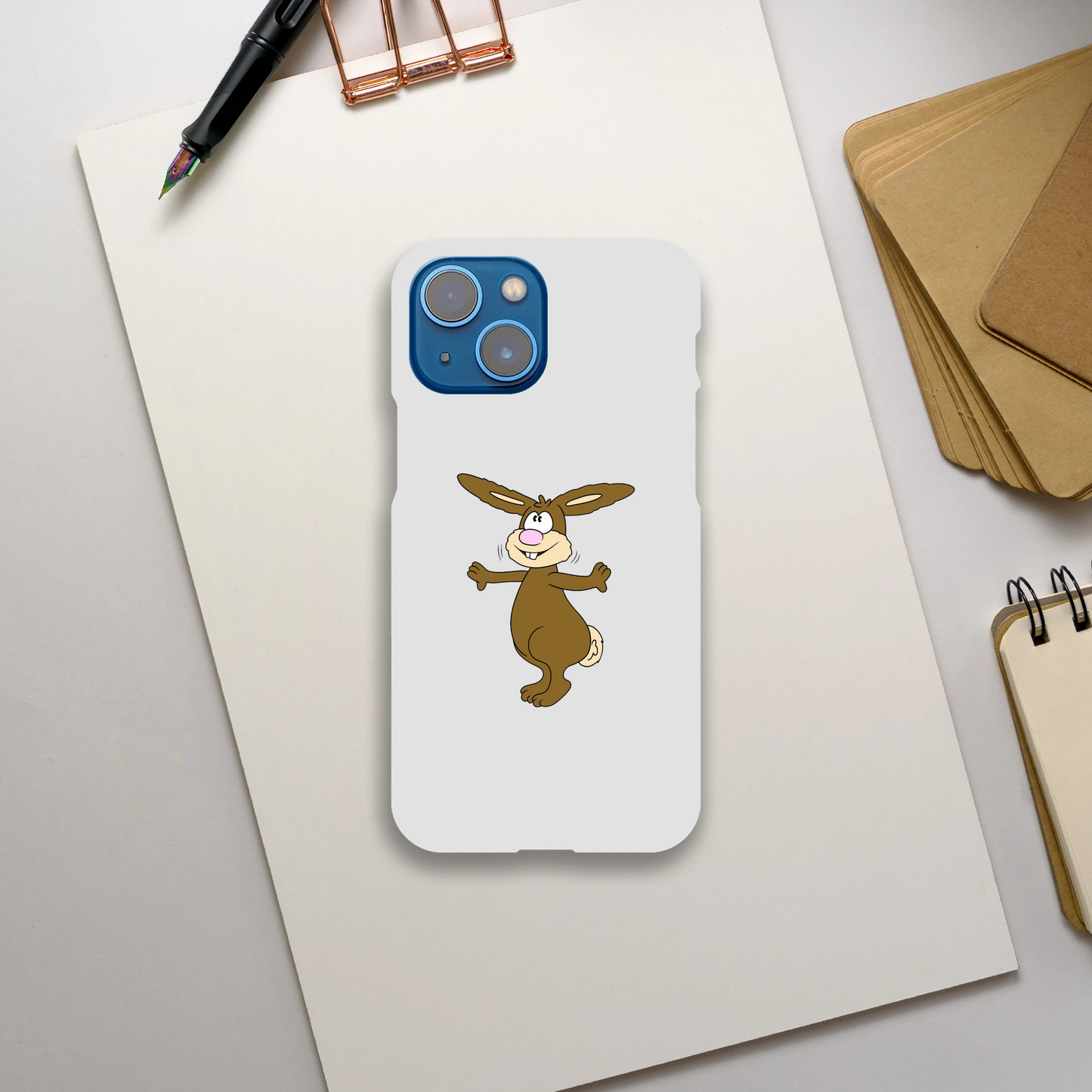 iPhone-Hülle, weiß mit diversen Ausschnitten passend zum ausgewählten Gerät. Aufgedruckt ist auf der Hülle der Cartoon "Benny the Bunny" von Antje Blumrodt Cartoons.
