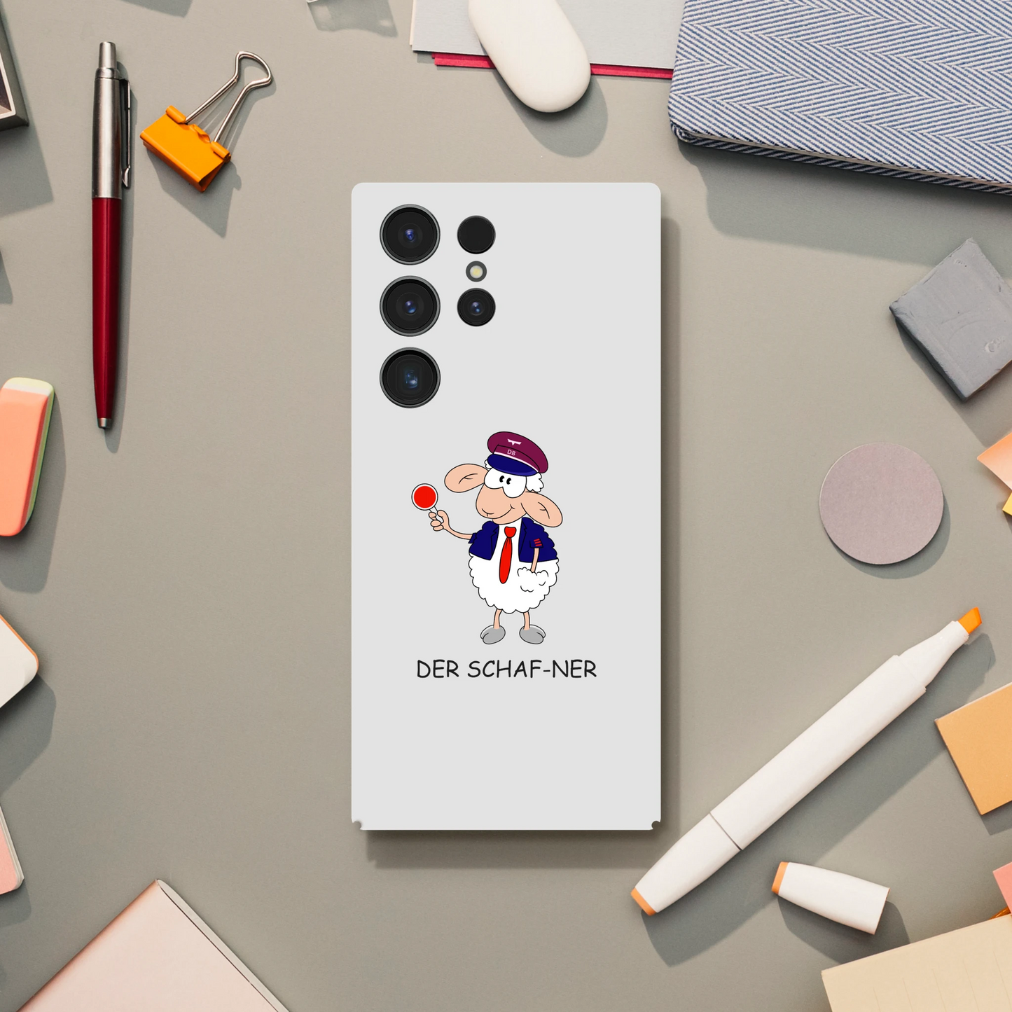 Eine Hülle für Samsung-Galaxy, weiß mit diversen Ausschnitten passend zum ausgewählten Gerät. Aufgedruckt ist auf der Hülle der Cartoon "DER SCHAF-NER" von Antje Blumrodt Cartoons.