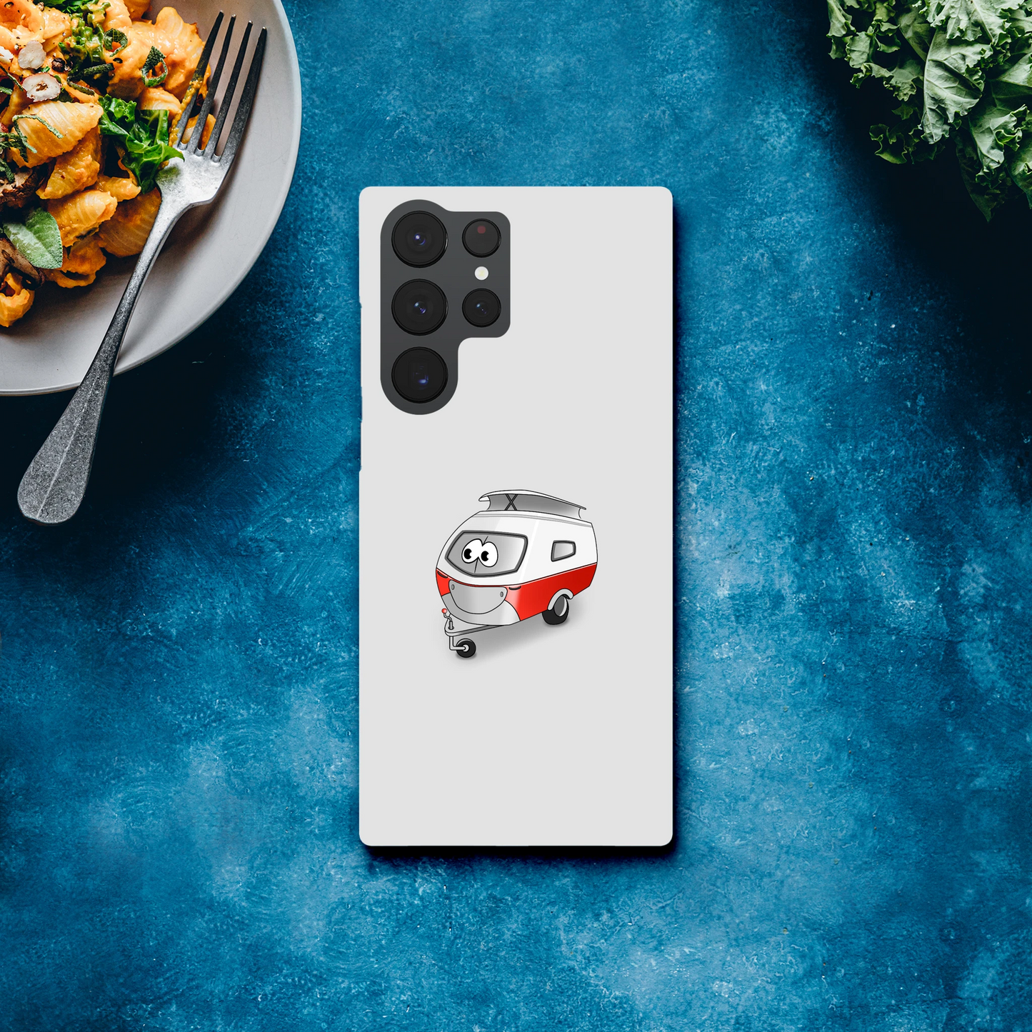 Eine Hülle für Samsung-Galaxy, weiß mit diversen Ausschnitten passend zum ausgewählten Gerät. Aufgedruckt ist auf der Hülle der Cartoon "Trollinchen" von Antje Blumrodt Cartoons.