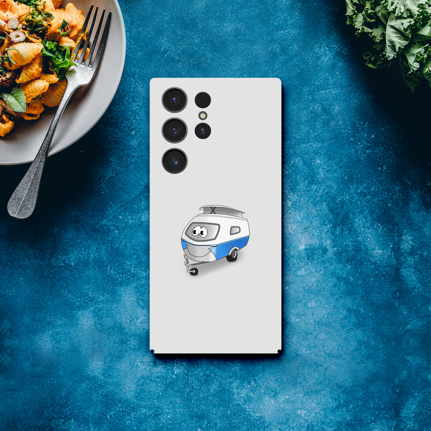 Eine Hülle für Samsung-Galaxy, weiß mit diversen Ausschnitten passend zum ausgewählten Gerät. Aufgedruckt ist auf der Hülle der Cartoon "Trollinchen" von Antje Blumrodt Cartoons.