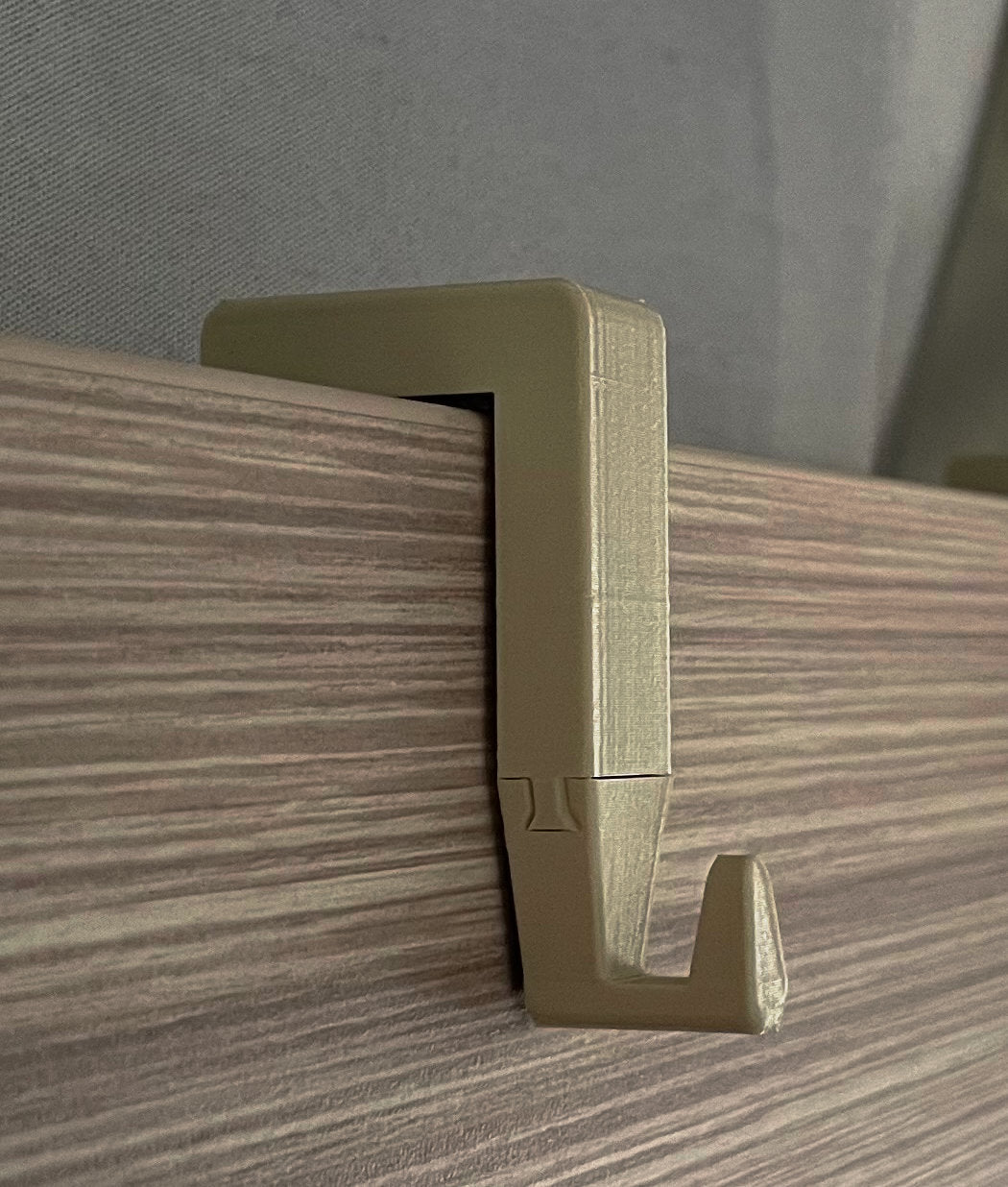 Aufsteckhakens für Schrank- und Badtüren im Eriba Touring, Troll oder Puck. Hier ist der Haken im montierten bzw. aufgesteckten Zustand an einer Badtür zu sehen.