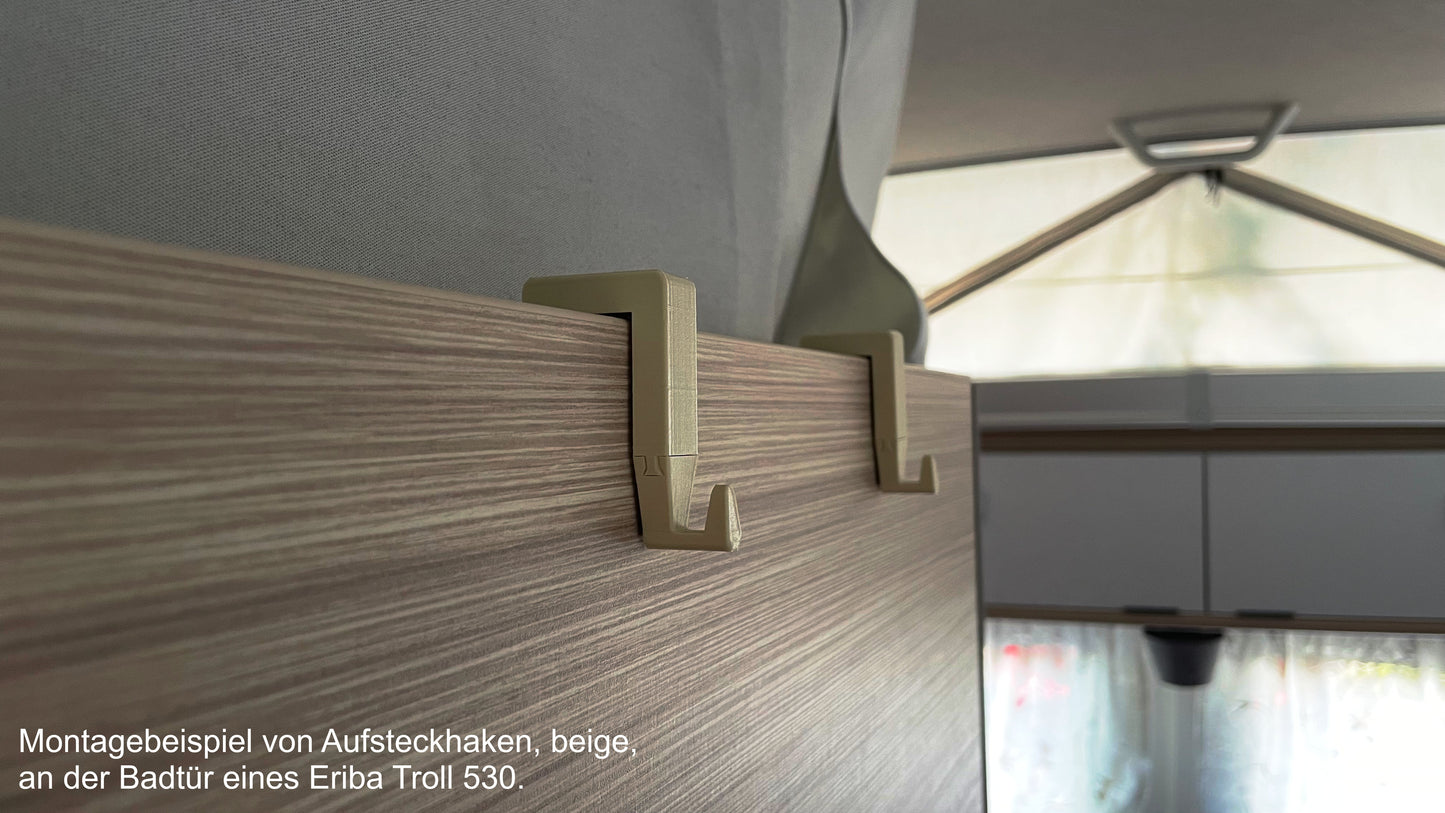 Montagebeispiel des Aufsteckhakens in beige an der Badtür eines Eriba Troll 530. Hier sind exemplarisch zwei Haken montiert.