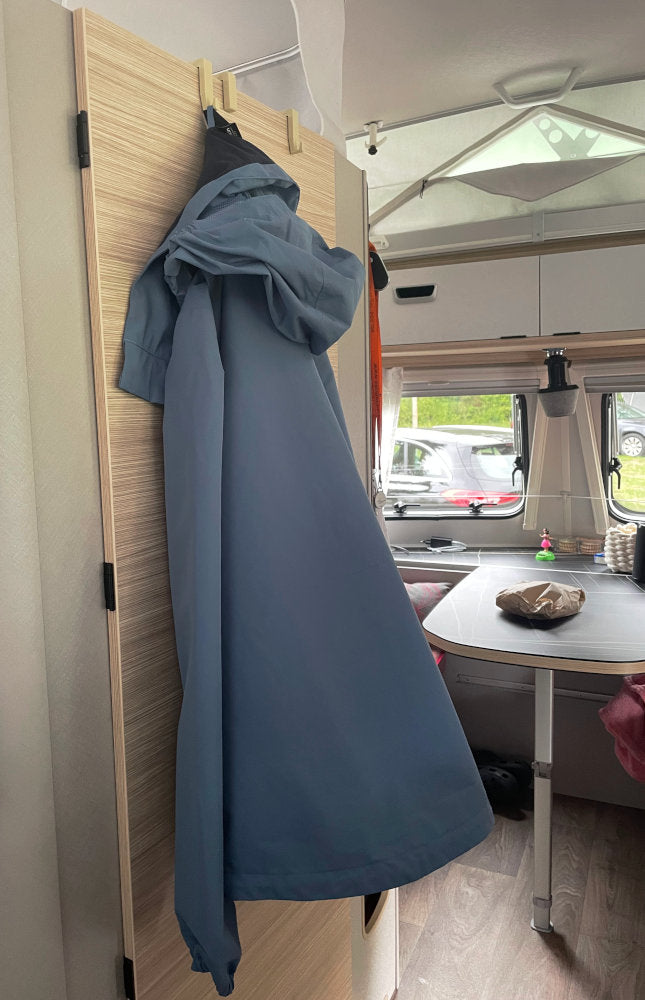 Nutzungsbeispiel eines Aufsteckhaken für Schrank- und Badtüren im Eriba Touring. Hier ist zur Demonstration eine leichte Regenjacke an die Tür gehängt.