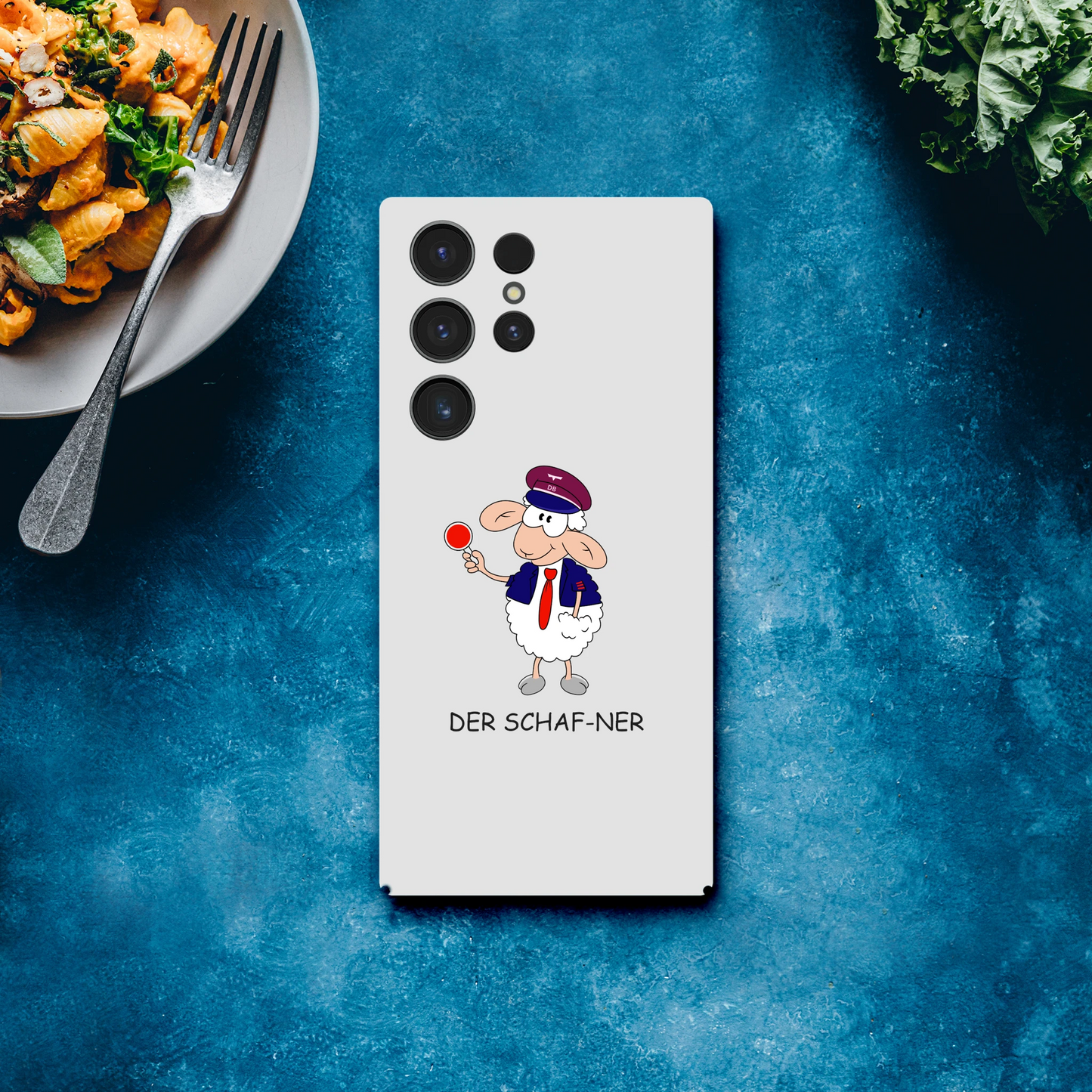 Eine Hülle für Samsung-Galaxy, weiß mit diversen Ausschnitten passend zum ausgewählten Gerät. Aufgedruckt ist auf der Hülle der Cartoon "DER SCHAF-NER" von Antje Blumrodt Cartoons.