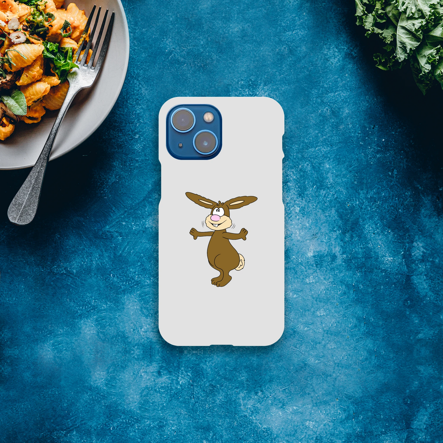 iPhone-Hülle, weiß mit diversen Ausschnitten passend zum ausgewählten Gerät. Aufgedruckt ist auf der Hülle der Cartoon "Benny the Bunny" von Antje Blumrodt Cartoons.
