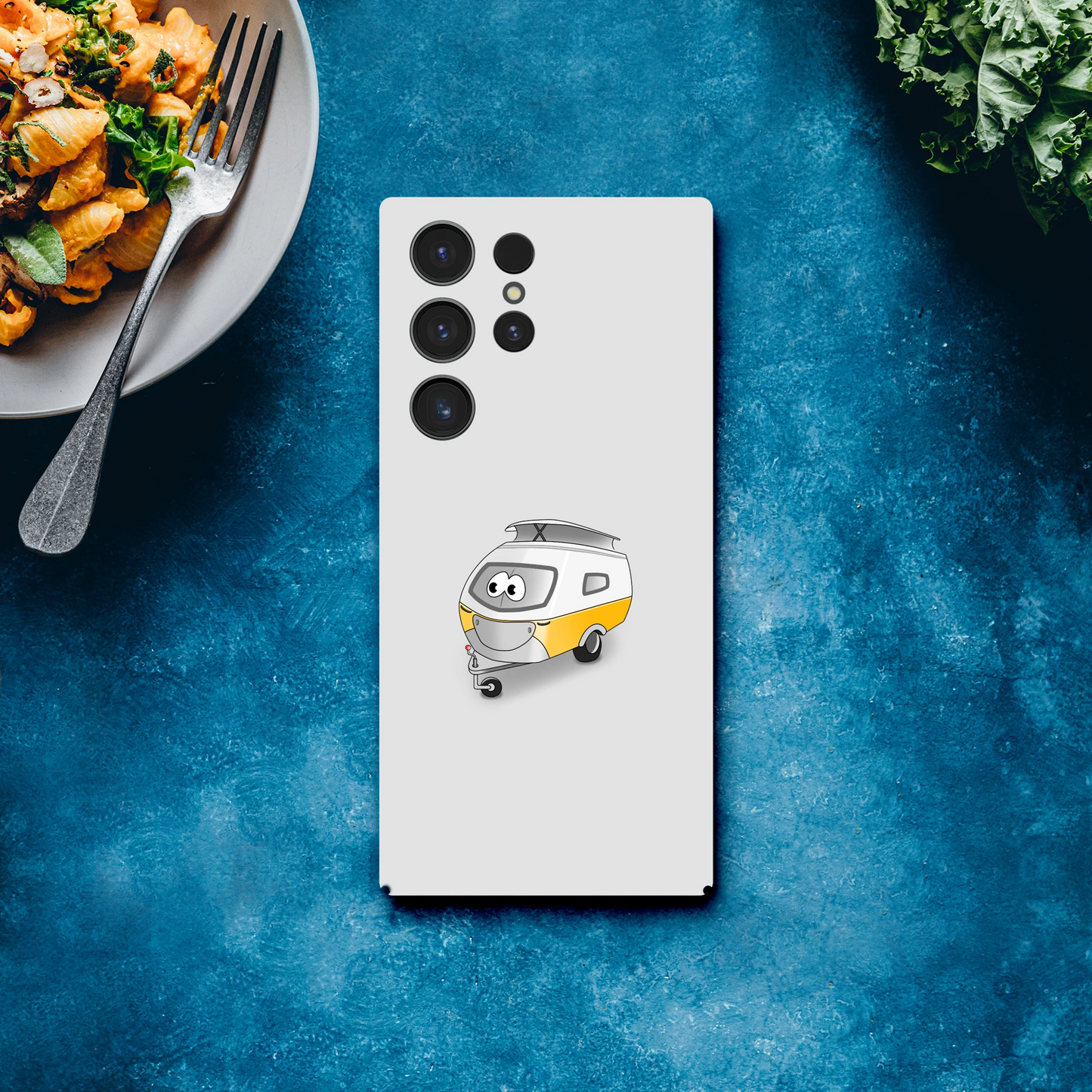 Eine Hülle für Samsung-Galaxy, weiß mit diversen Ausschnitten passend zum ausgewählten Gerät. Aufgedruckt ist auf der Hülle der Cartoon "Trollinchen" von Antje Blumrodt Cartoons.