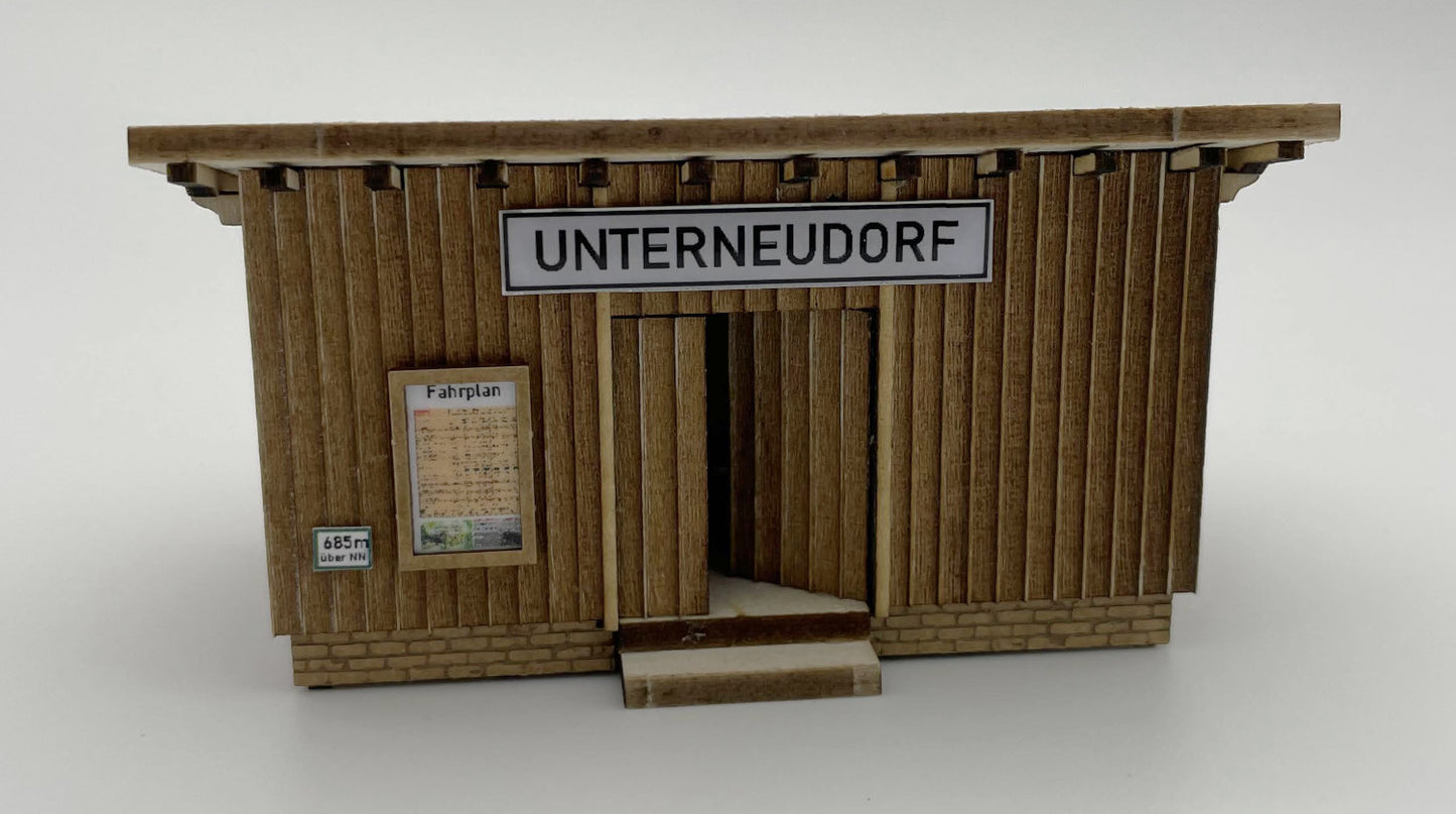 Nahaufnahme eines fertigen Modells des Wartehauses Haltepunkt "Unterneudorf" in Spur H0. Blickwinkel ist frontal von vorne auf den Eingangsbereich.
