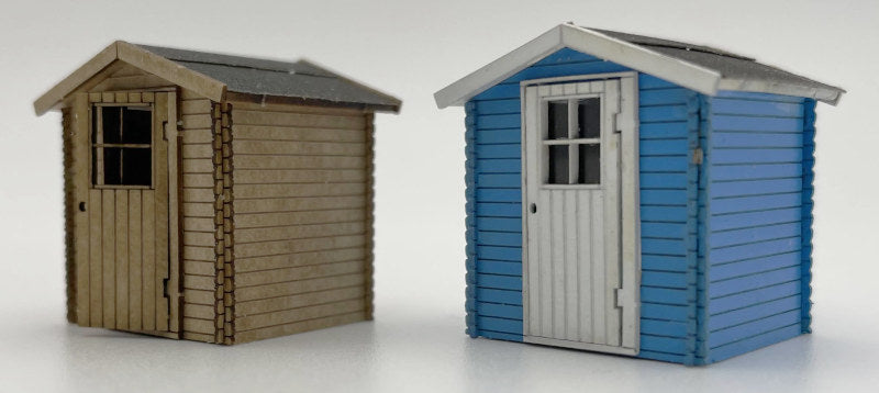 Zum Vergleich der Bausatz einmal ungefärbt und einmal blau eingefärbt. Farbe ist NICHT im Bausatz enthalten. Hier wird nur ein Beispiel gezeigt, wie die Gartenhütte nach dem Einfärben aussehen könnte. Verwendet wurde im Beispiel Acrylfarbe, die mittels Airbrush aufgetragen wurde. Beachtenswert ist, dass die Gravuren, welche die Bretterkonstruktion darstellen, sehr sauber und deutlich sichtbar sind.