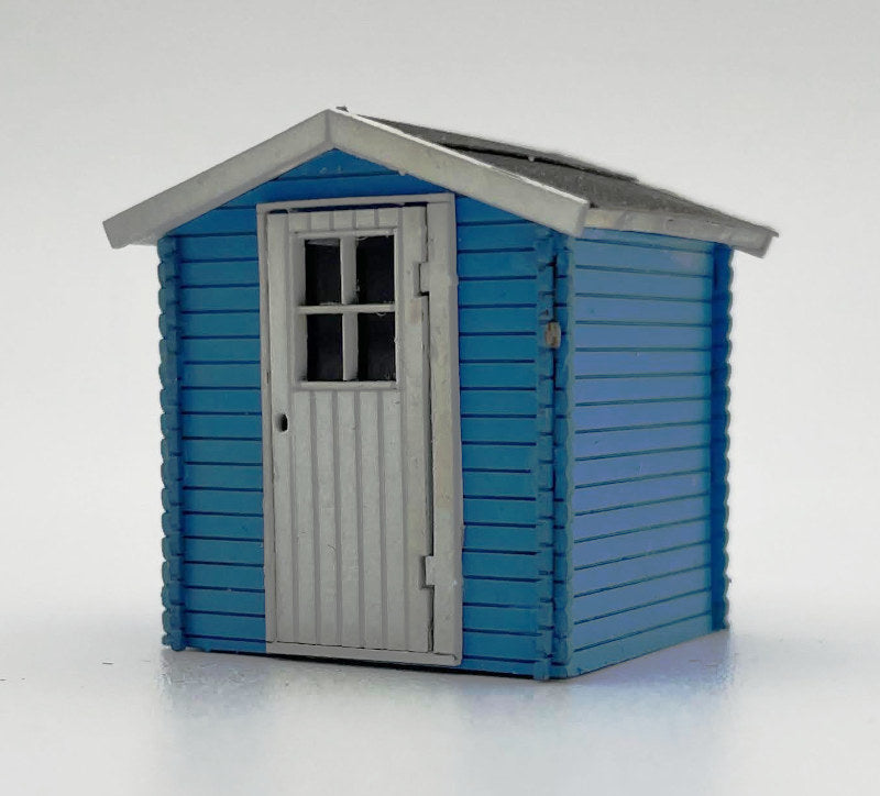 Kleine Gartenhütte H0 - 1/87, hier in blau mit weißen Akzentuierungen. Dargestellt ist das Modell von vorne, Blickrichtung von rechts unten.
