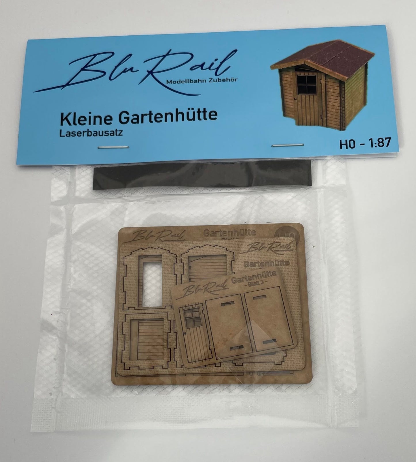 Bausatz "Kleine Gartenhütte" in H0 - 1/87. Der Bausatz ist verpackt in einer stabilen Folientüte, die rundherum geschlossen ist.