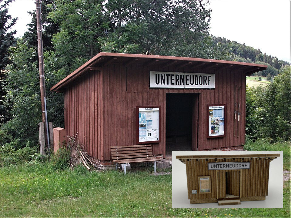 Das Bild zeigt eine Aufnahme vom Original des Wartehauses Haltepunkt "Unterneudorf" und im Vergleich dazu in einer Einblendung ein aus dem Bausatz gezeigtes fertiges, jedoch farblich unbehandeltes, Modell in Spur H0. Gut zu erkennen ist, wie vorbildnah der Bausatz bzw. das daraus erzeugte Modell wirkt.