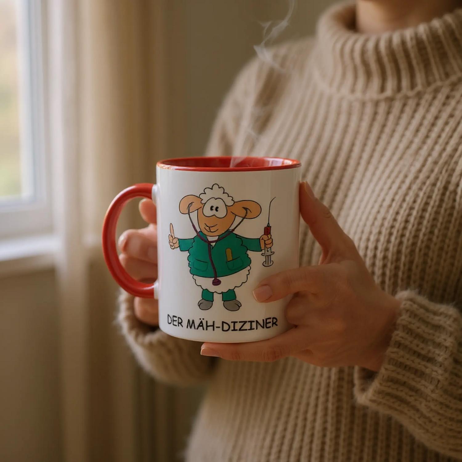 Das Bild zeigt eine Beispielaufnahme von dem Becher mit dem aufgedruckten Cartoon "Der Mäh-diziner".