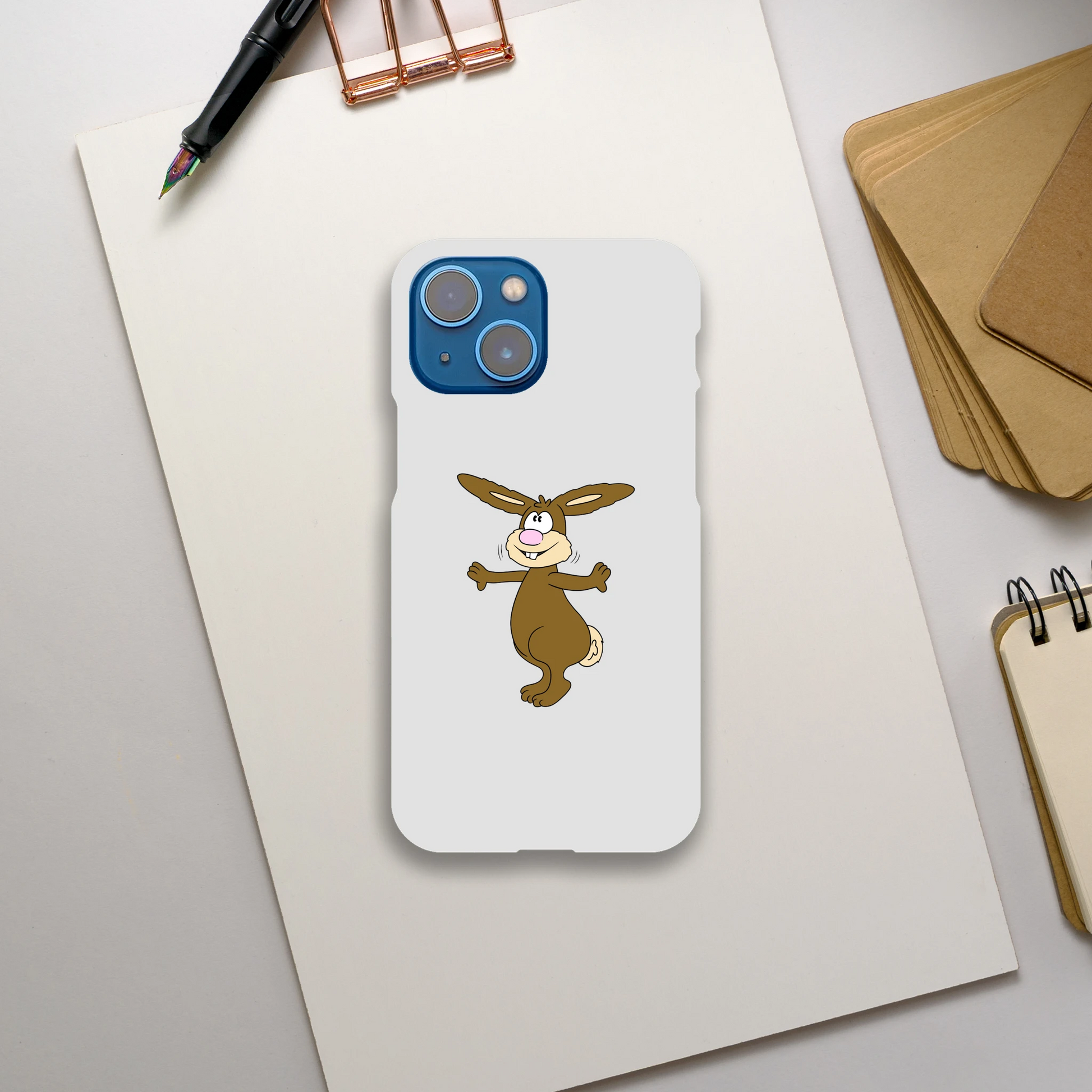 iPhone-Hülle, weiß mit diversen Ausschnitten passend zum ausgewählten Gerät. Aufgedruckt ist auf der Hülle der Cartoon "Benny the Bunny" von Antje Blumrodt Cartoons.
