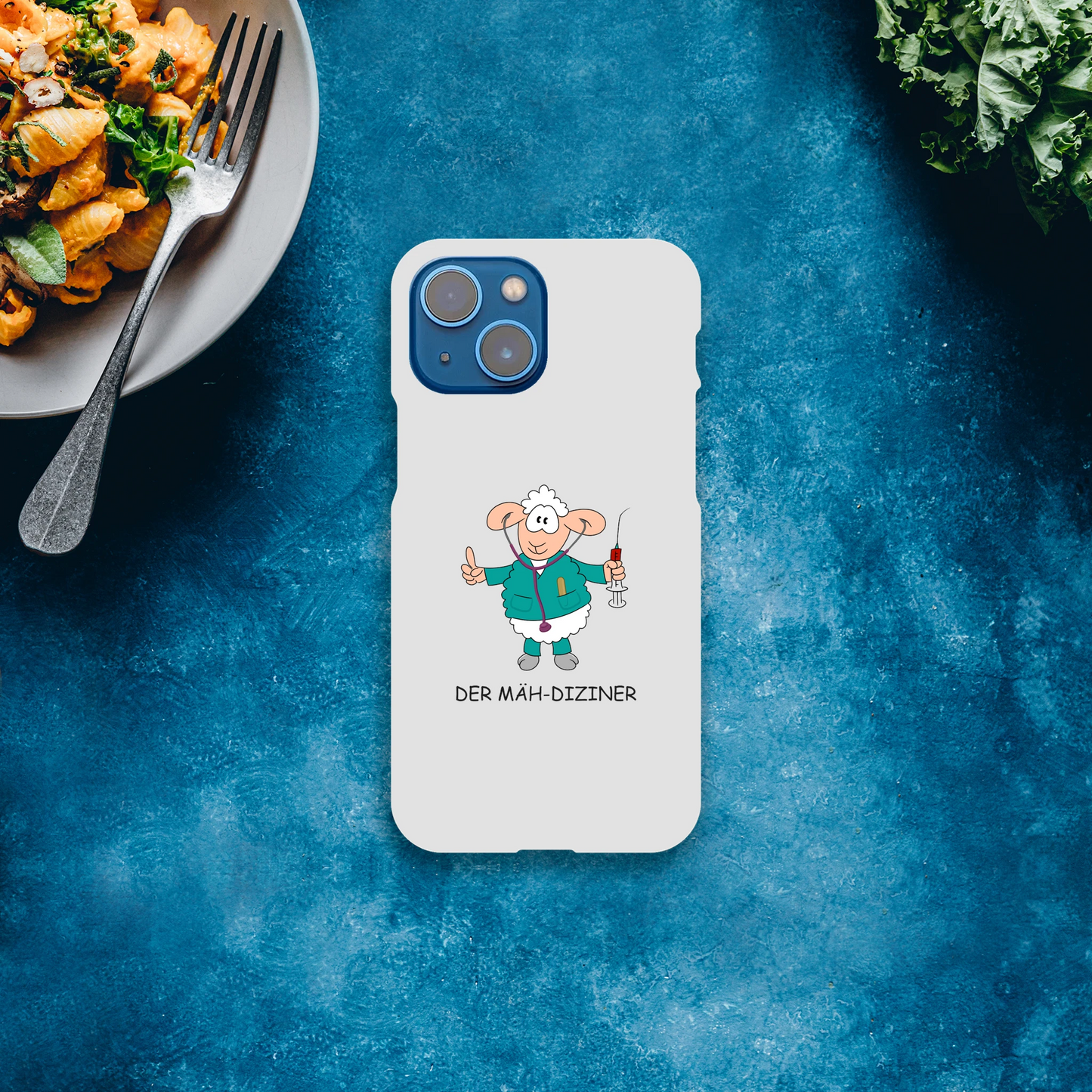 iPhone-Hülle, weiß mit diversen Ausschnitten passend zum ausgewählten Gerät. Aufgedruckt ist auf der Hülle der Cartoon "DER MÄH-DIZINER" von Antje Blumrodt Cartoons.