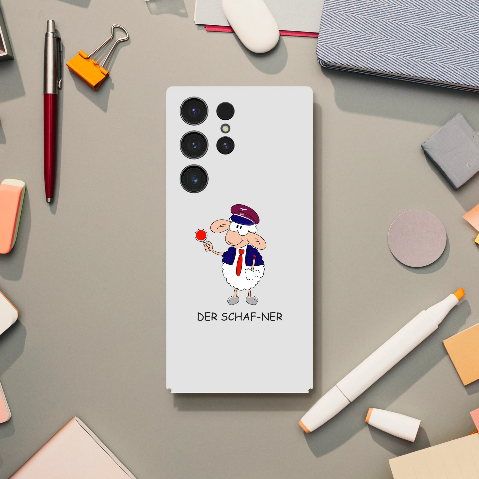 Eine Hülle für Samsung-Galaxy, weiß mit diversen Ausschnitten passend zum ausgewählten Gerät. Aufgedruckt ist auf der Hülle der Cartoon "DER SCHAF-NER" von Antje Blumrodt Cartoons.