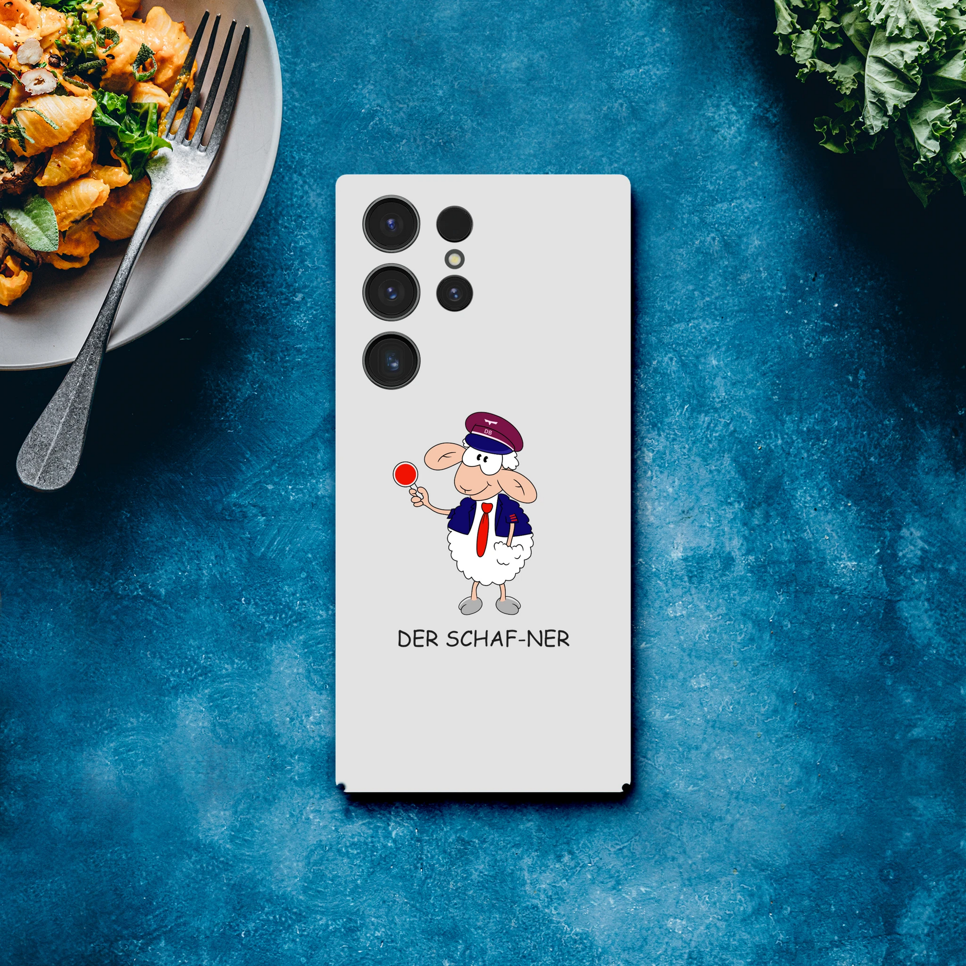 Eine Hülle für Samsung-Galaxy, weiß mit diversen Ausschnitten passend zum ausgewählten Gerät. Aufgedruckt ist auf der Hülle der Cartoon "DER SCHAF-NER" von Antje Blumrodt Cartoons.