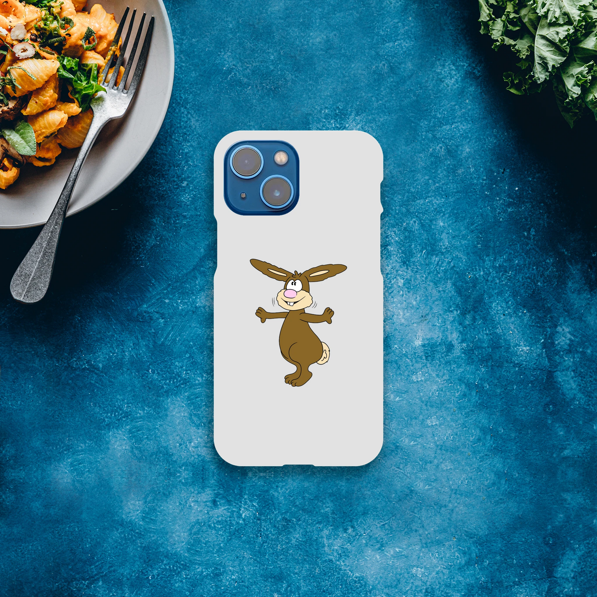 iPhone-Hülle, weiß mit diversen Ausschnitten passend zum ausgewählten Gerät. Aufgedruckt ist auf der Hülle der Cartoon "Benny the Bunny" von Antje Blumrodt Cartoons.