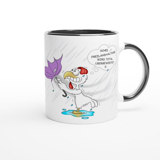 Das Bild zeigt eine Beispielaufnahme von dem Becher mit dem aufgedruckten Cartoon "Freilandhaltung“.