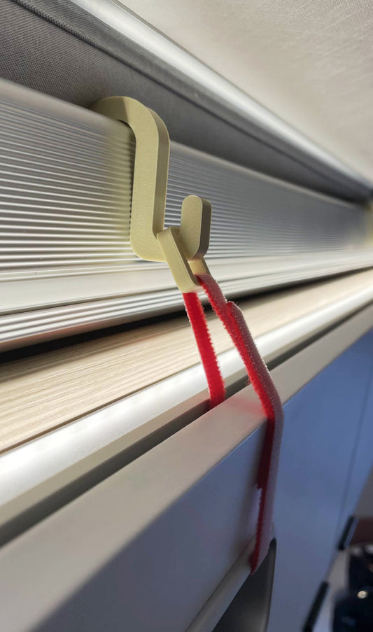 Schranksicherung für seitliche Hängeschränke im Eriba Touring