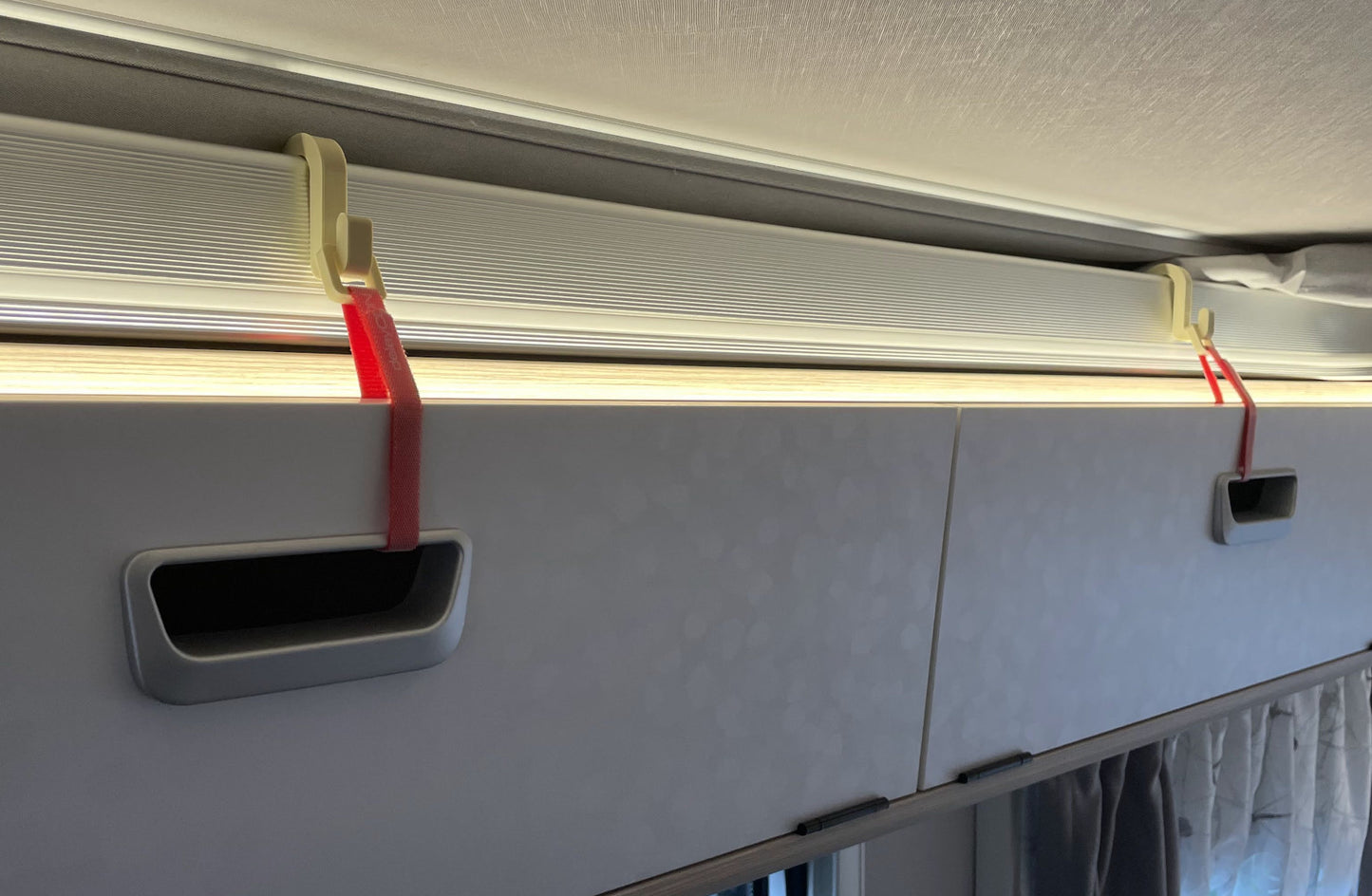 Schranksicherung für seitliche Hängeschränke im Eriba Touring